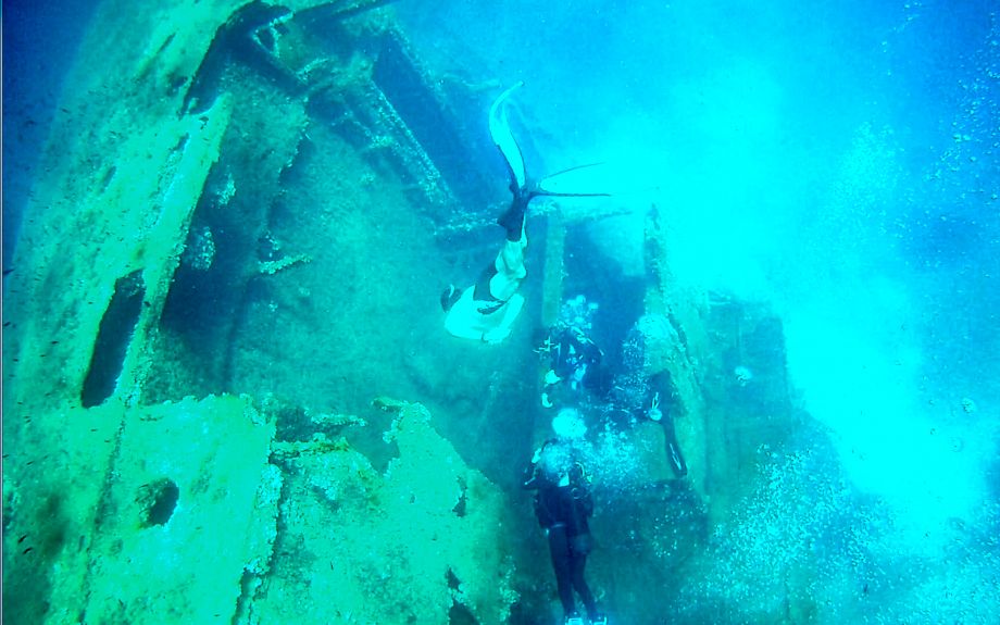 Begegnung mit 2 Skubatauchern am Wrack bei Pomonte