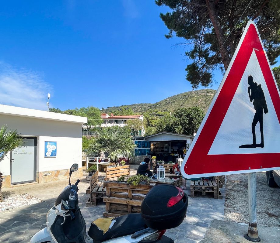 Tauchbasis Aquanautic Elba am Strand Morcone